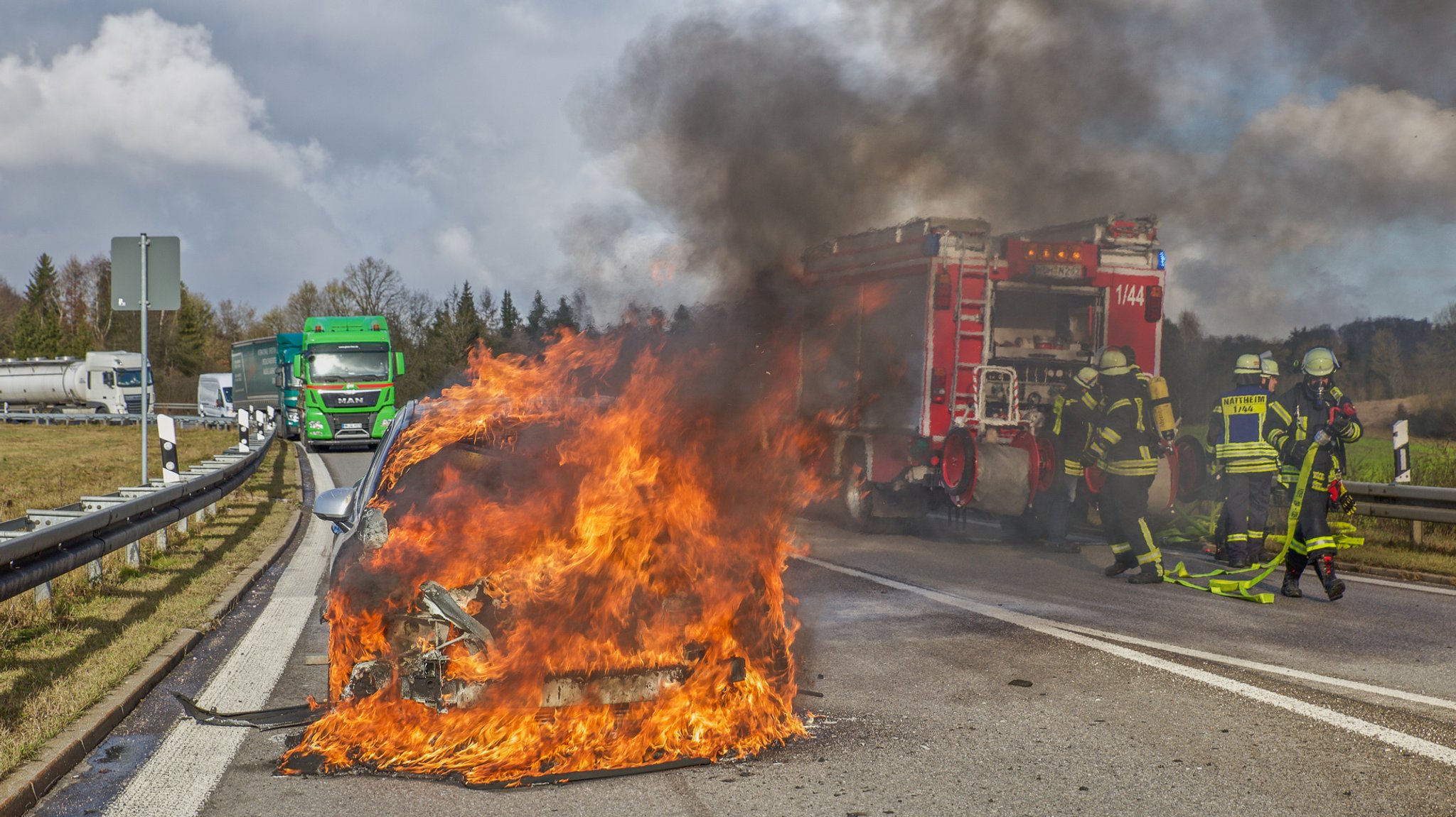 Abgebildet ist ein brennendes Auto mit Benzinmotor - Würzburg Dezember 2019