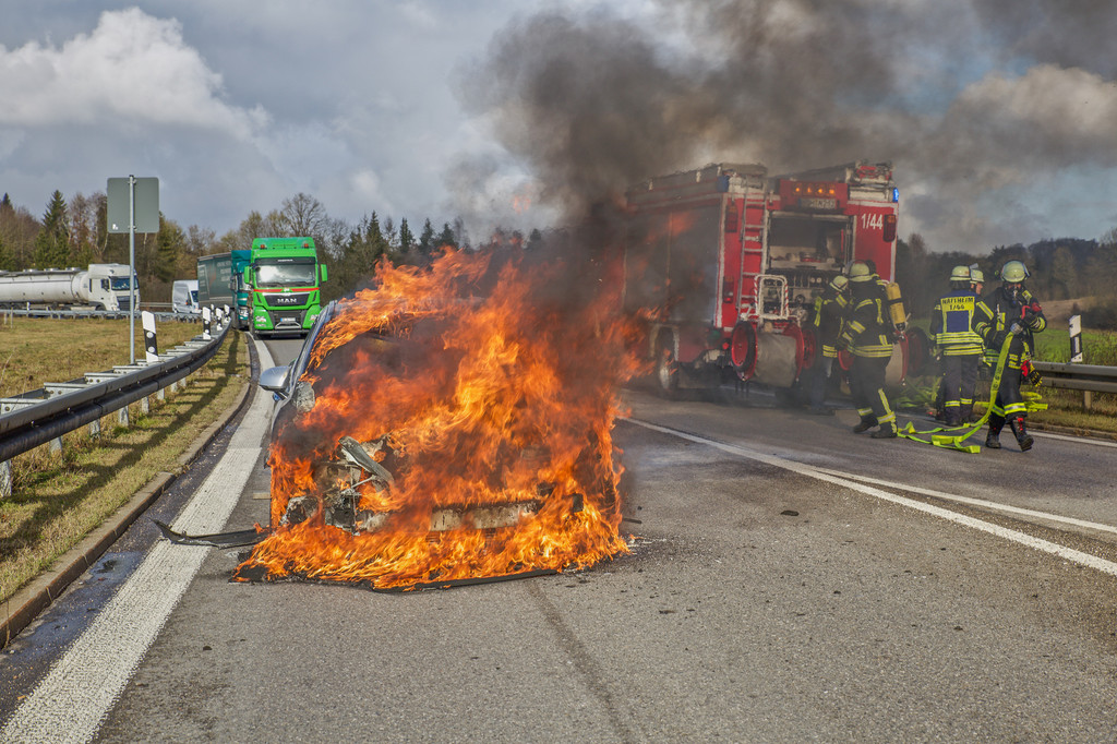 Abgebildet ist ein brennendes Auto mit Benzinmotor - Würzburg Dezember 2019