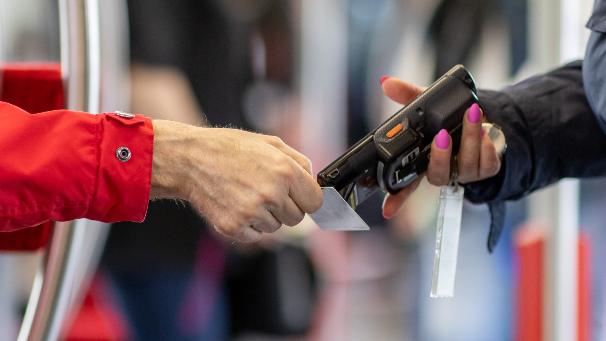 Jugendliche attackieren Fahrkartenkontrolleure an S-Bahn-Halt