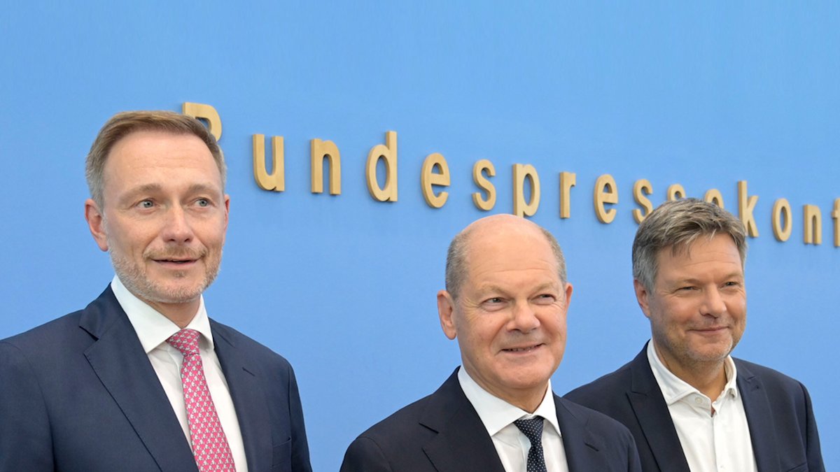 Finanzminister Lindner (FDP), Kanzler Scholz (SPD) und Wirtschaftsminister Habeck (Grüne) bei der Vorstellung des Etatentwurfs 2025 im Juli