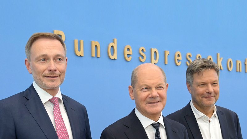 Finanzminister Lindner (FDP), Kanzler Scholz (SPD) und Wirtschaftsminister Habeck (Grüne) bei der Vorstellung des Etatentwurfs 2025 im Juli | Bild: Bayerischer Rundfunk 2024 Finanzminister Lindner (FDP), Kanzler Scholz (SPD) und Wirtschaftsminister Habeck (Grüne) bei der Vorstellung des Etatentwurfs 2025 im Juli