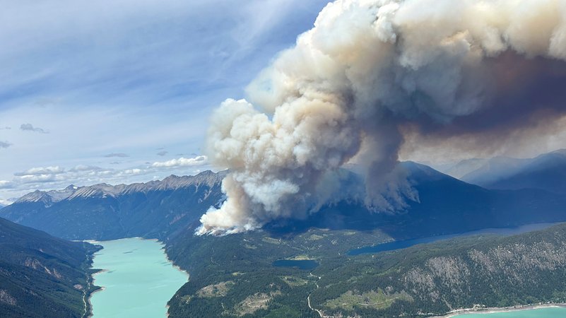 Waldbrände in der Nähe des Downton Lake im südlichen Teil von British Columbia.