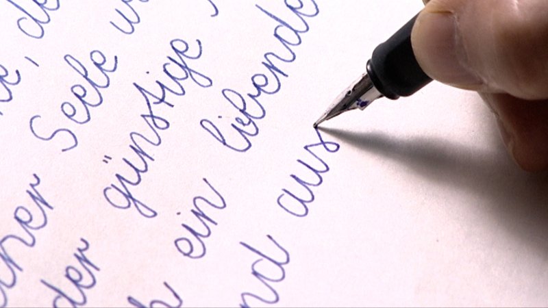 Jemand schreibt mit Füller handschriftlich Buchstaben | Bild: BR Jemand schreibt mit Füller handschriftlich Buchstaben