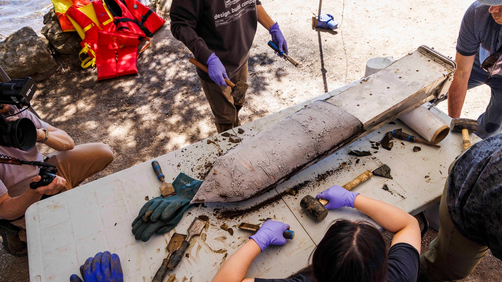 Kanada, Crawford Lake: Mitglieder des Forschungsteams versammeln sich um eine Sedimentprobe, die vom Grund des Crawford Lake entnommen wurde.