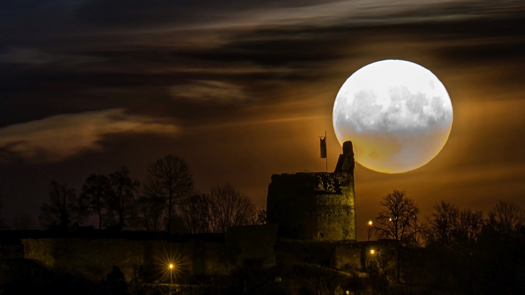 Vollmond im November 2016: Wenn es in einem Monat zum zweiten Mal einen Vollmond gibt, wird er oft als Blue Moon bezeichnet.