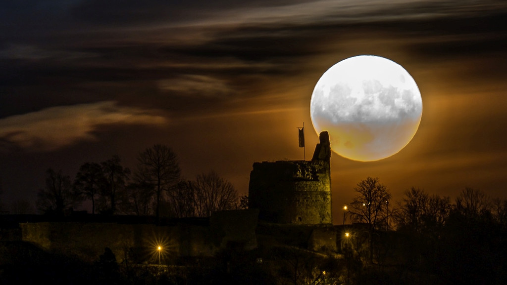 Die zwei größten Vollmonde des Jahres Supermond am 1. und 31. August 2023 Sternenhimmel