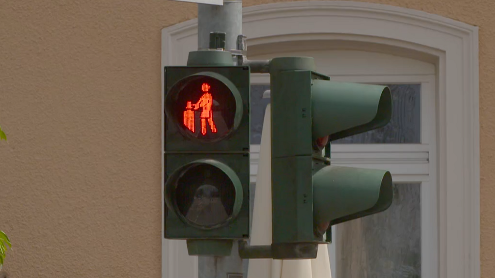 Goldschläger-Ampelmännchen an der Angerstraße in Schwabach. | Bild: BR Goldschläger-Ampelmännchen an der Angerstraße in Schwabach.