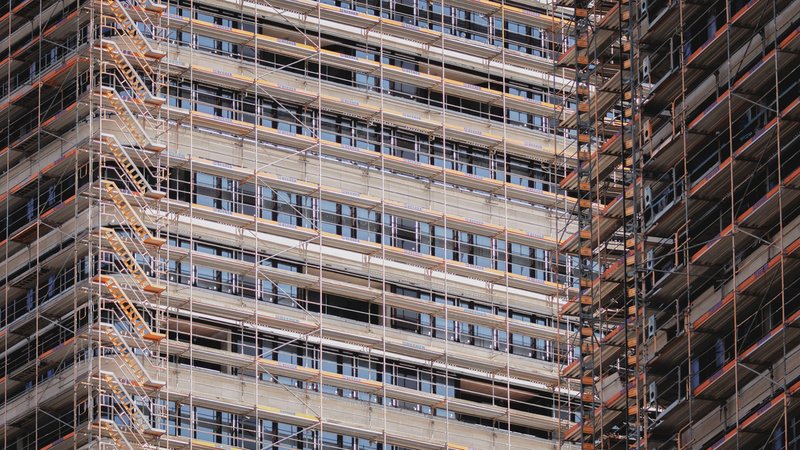 Ein eingerüstetes Gebäude (Symbolbild) | Bild: picture alliance / photothek.de|Florian Gaertner Ein eingerüstetes Gebäude (Symbolbild)