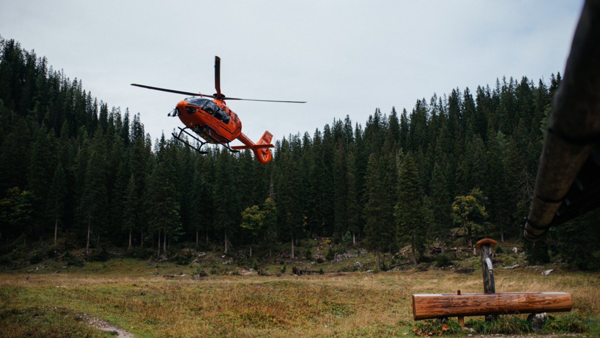 Ein Rettungshubschrauber landet in den Bergen.