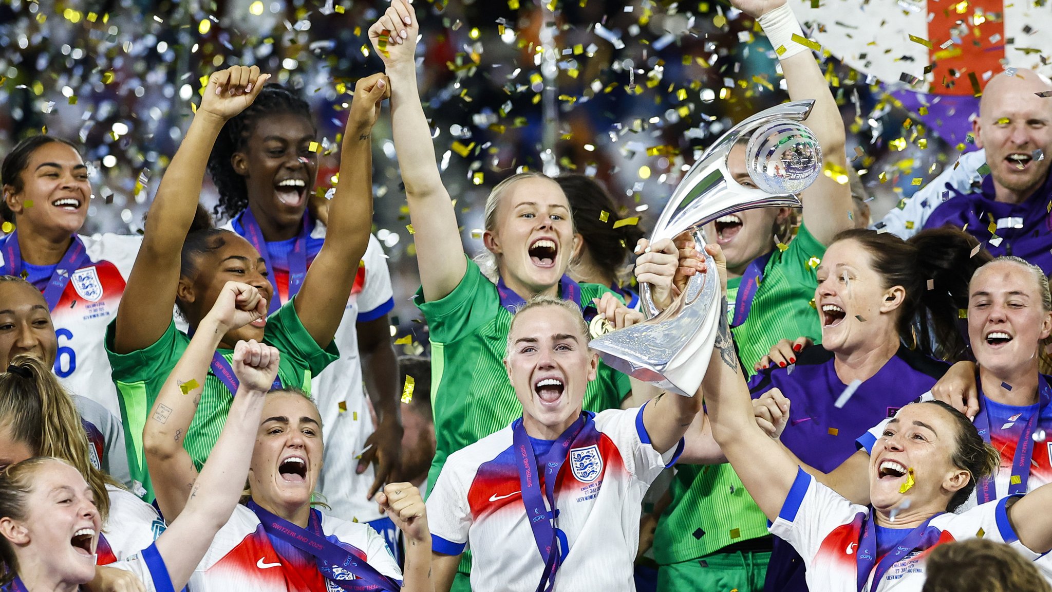 dpatopbilder - 27.07.2025, Schweiz, Basel: Fußball: Frauen, EM, England - Spanien, Finale: Englische Spielerinnen feiern mit dem Pokal nach dem Sieg im Endspiel der Frauenfußball-Europameisterschaft. 