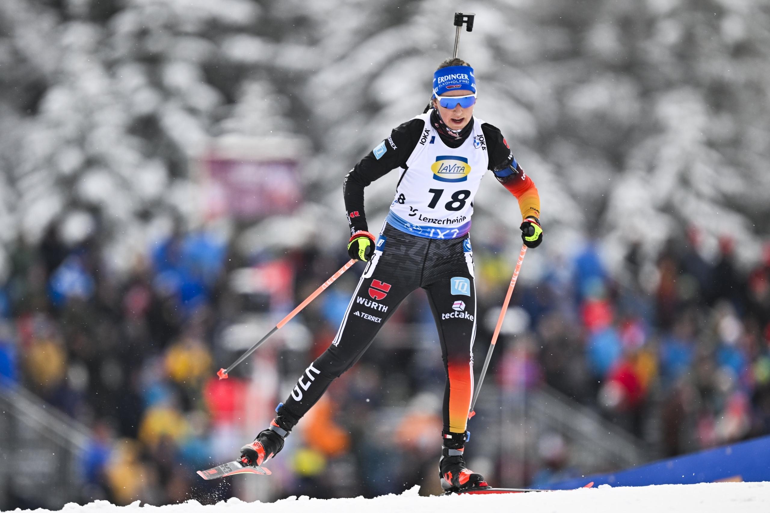 14.12.2023, Schweiz, Lenzerheide: Biathlon: Weltcup, Sprint 7,5 km, Damen: Franziska Preuß aus Deutschland in Aktion. Foto: Gian Ehrenzeller/KEYSTONE/dpa +++ dpa-Bildfunk +++