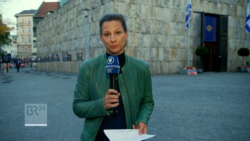 BR-Reporterin Irene Esmann berichtet vom Gedenkakt in München anlässlich des Hamas-Überfalls vor einem Jahr. | Bild: BR BR-Reporterin Irene Esmann berichtet vom Gedenkakt in München anlässlich des Hamas-Überfalls vor einem Jahr.
