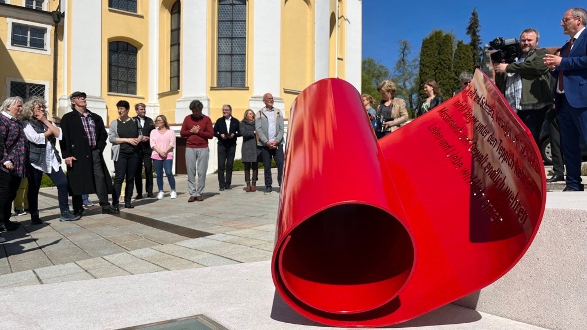 Missbrauch in Donauwörther Kinderheim: Opfer enthüllen Mahnmal