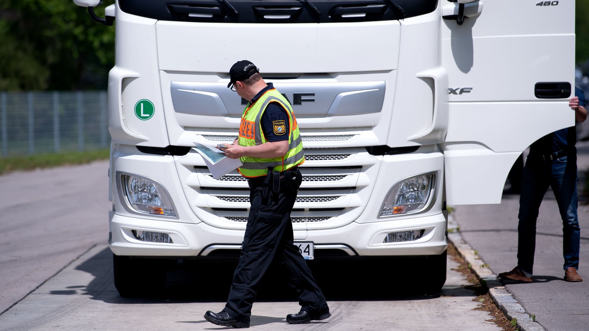 A9: Polizei kontrolliert Lkw und findet gestohlenen Porsche