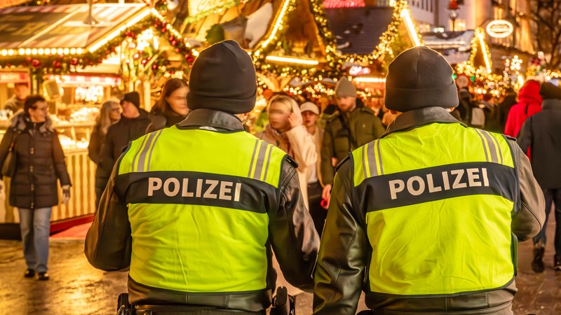 Zwei Polizisten auf einem Weihnachtsmarkt | Bild: pa/Wolfgang Maria Weber Zwei Polizisten auf einem Weihnachtsmarkt