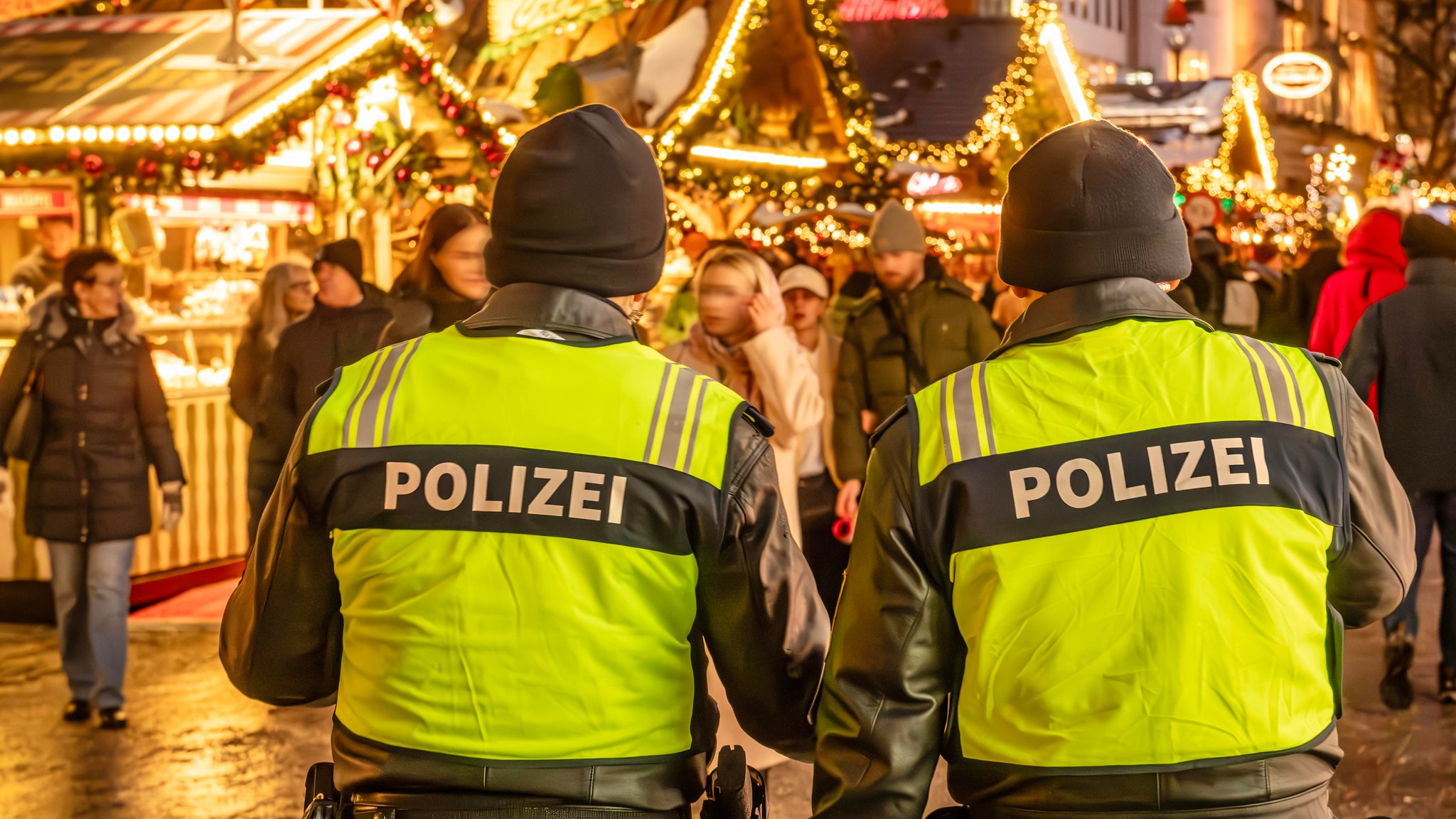 Zwei Polizisten auf einem Weihnachtsmarkt 