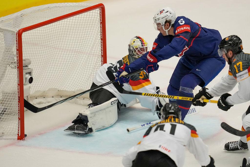 Michael Kesselring aus den USA trifft zum 2:0 gegen Deutschland beim zweiten Vorrundenspiel der Eishockey-WM