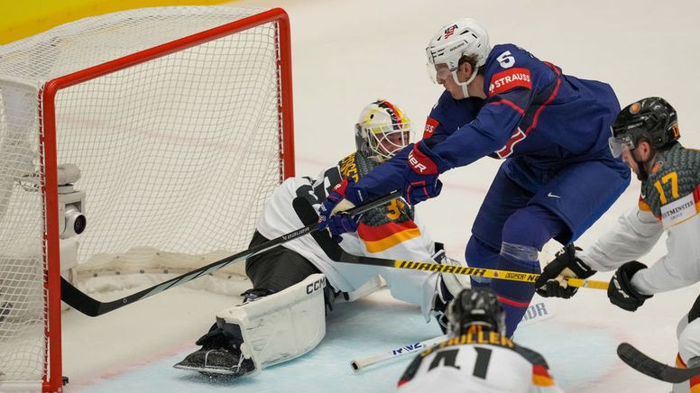 Michael Kesselring aus den USA trifft zum 2:0 gegen Deutschland beim zweiten Vorrundenspiel der Eishockey-WM | Bild:dpa-Bildfunk/Darko Vojinovic