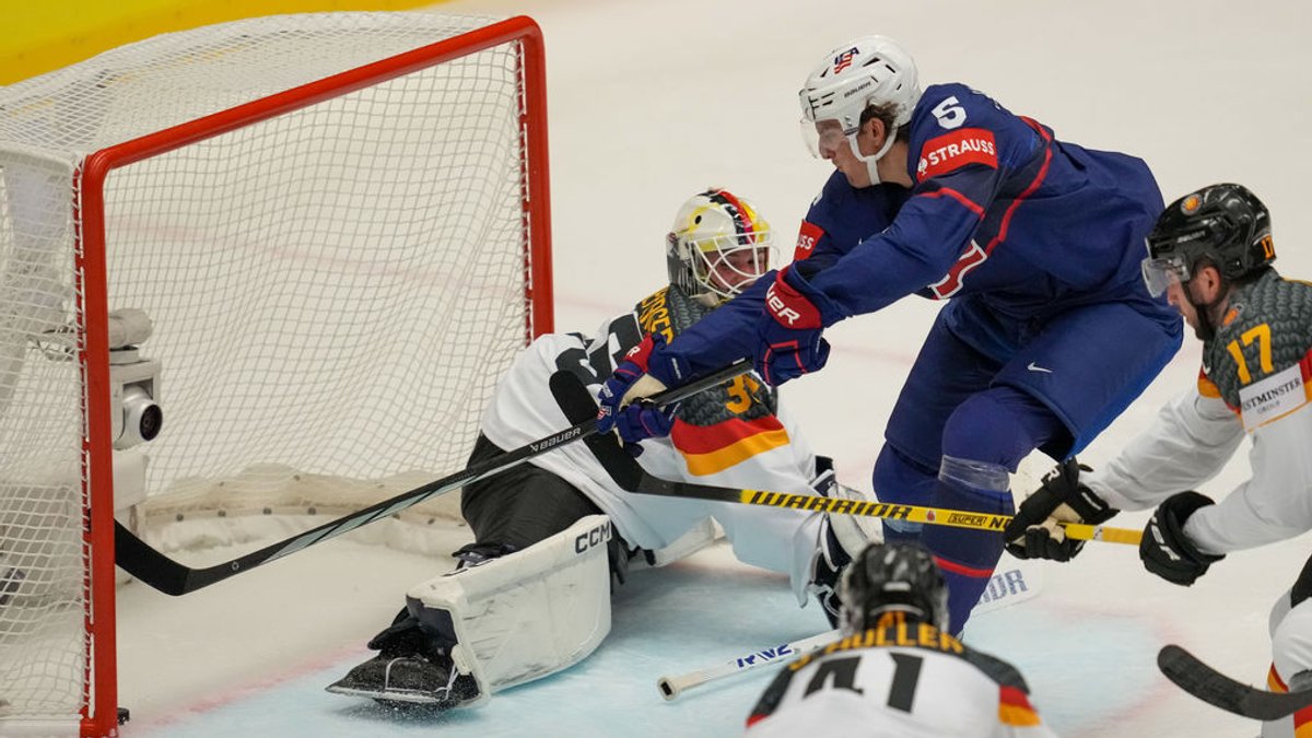 Michael Kesselring aus den USA trifft zum 2:0 gegen Deutschland beim zweiten Vorrundenspiel der Eishockey-WM