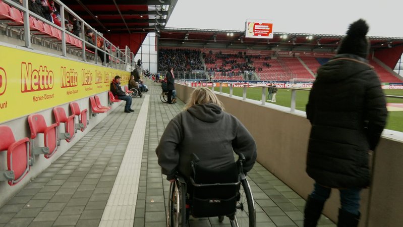 Eine Rollstuhlfahrerin ist im Jahnstadion in Regensburg unterwegs. | Bild: BR/Veronika Bigler Eine Rollstuhlfahrerin ist im Jahnstadion in Regensburg unterwegs.