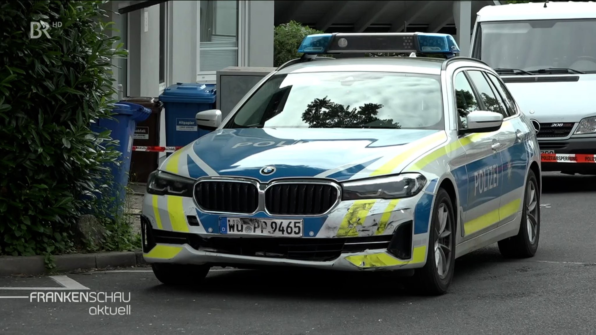 Dieses Polizeiauto wurde von Geldautomatensprengern bei der Flucht mit dem eigenen Wagen touchiert.