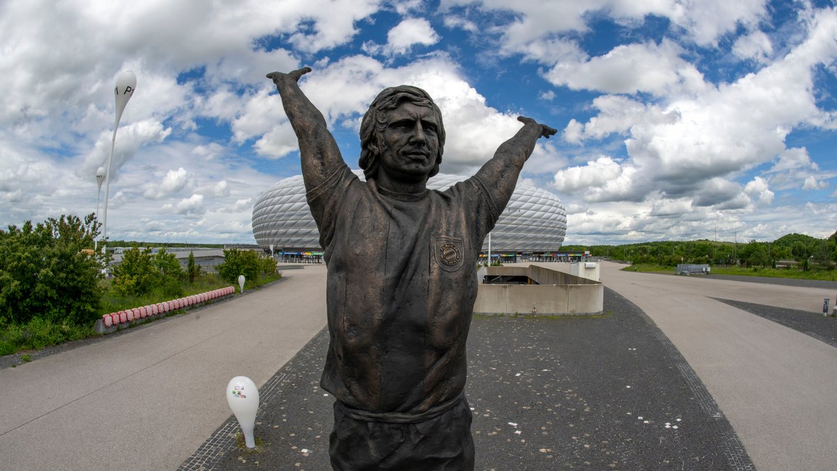 Statue von Gerd Müller vor der Allianz-Arena in München