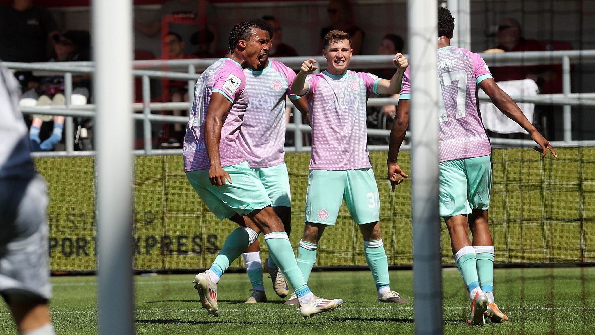 Die Würzburger Kickers haben sich einen Punkt zum Auftakt der 3. Liga erkämpft | Bild: picture alliance / Frank Scheuring / foto-scheuring | Frank Scheuring / foto-scheuring.de Die Würzburger Kickers haben sich einen Punkt zum Auftakt der 3. Liga erkämpft