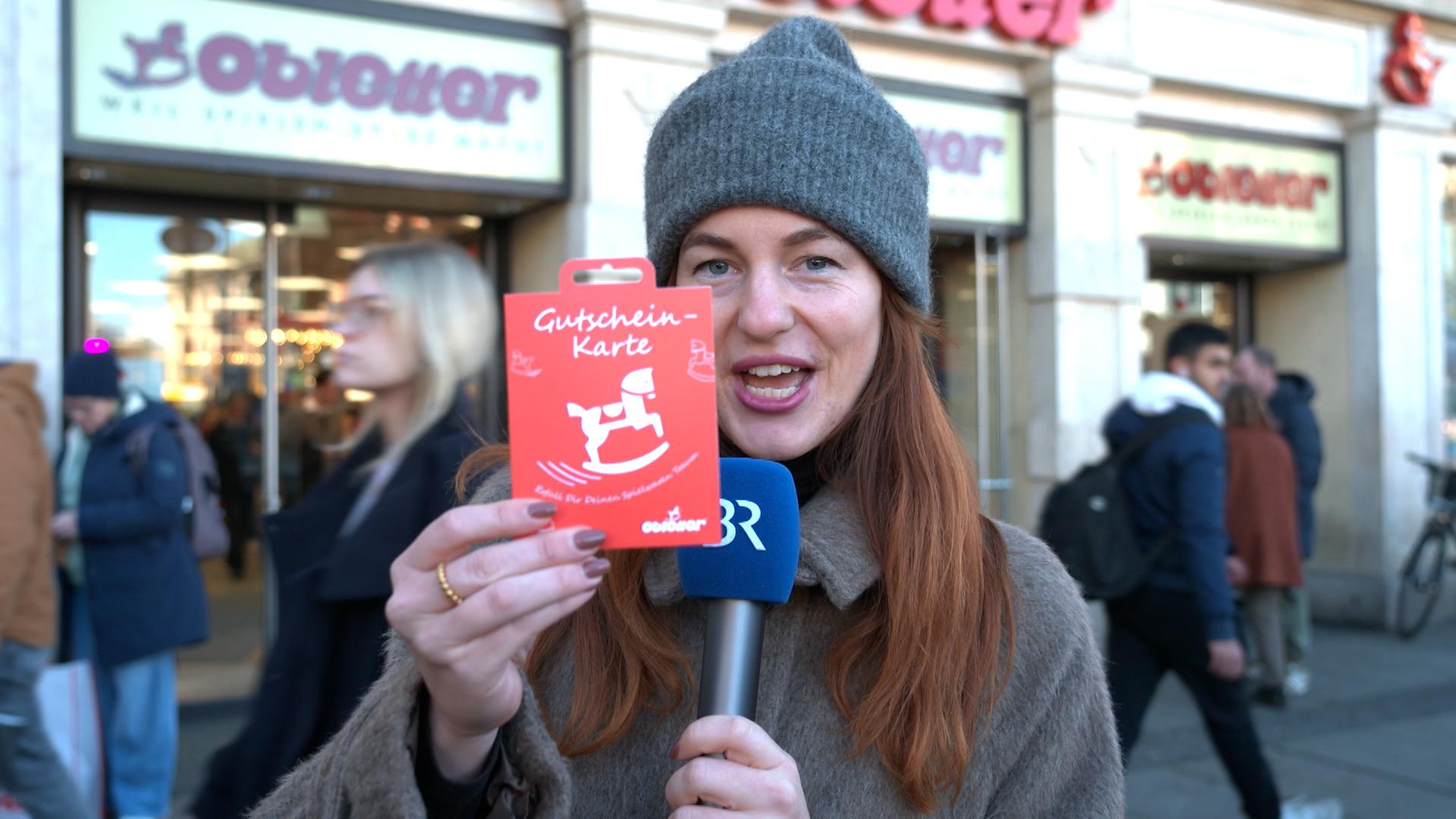 Reporterin mit Gutschein