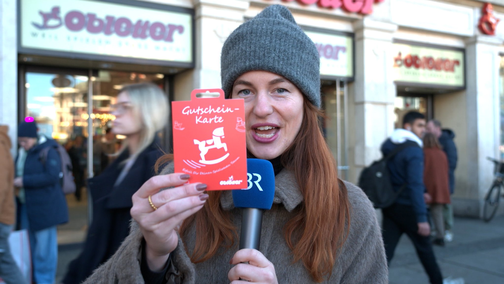 Reporterin mit Gutschein | Bild: Bayerischer Rundfunk 2025 Reporterin mit Gutschein