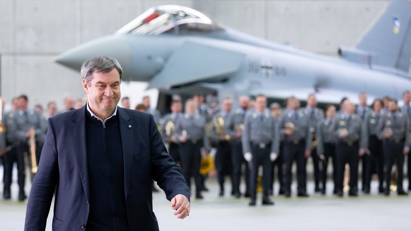 Seit dem russischen Angriffskrieg auf die Ukraine diskutiert Deutschland über Aufrüstung | Bild: picture alliance/dpa | Sven Hoppe Seit dem russischen Angriffskrieg auf die Ukraine diskutiert Deutschland über Aufrüstung