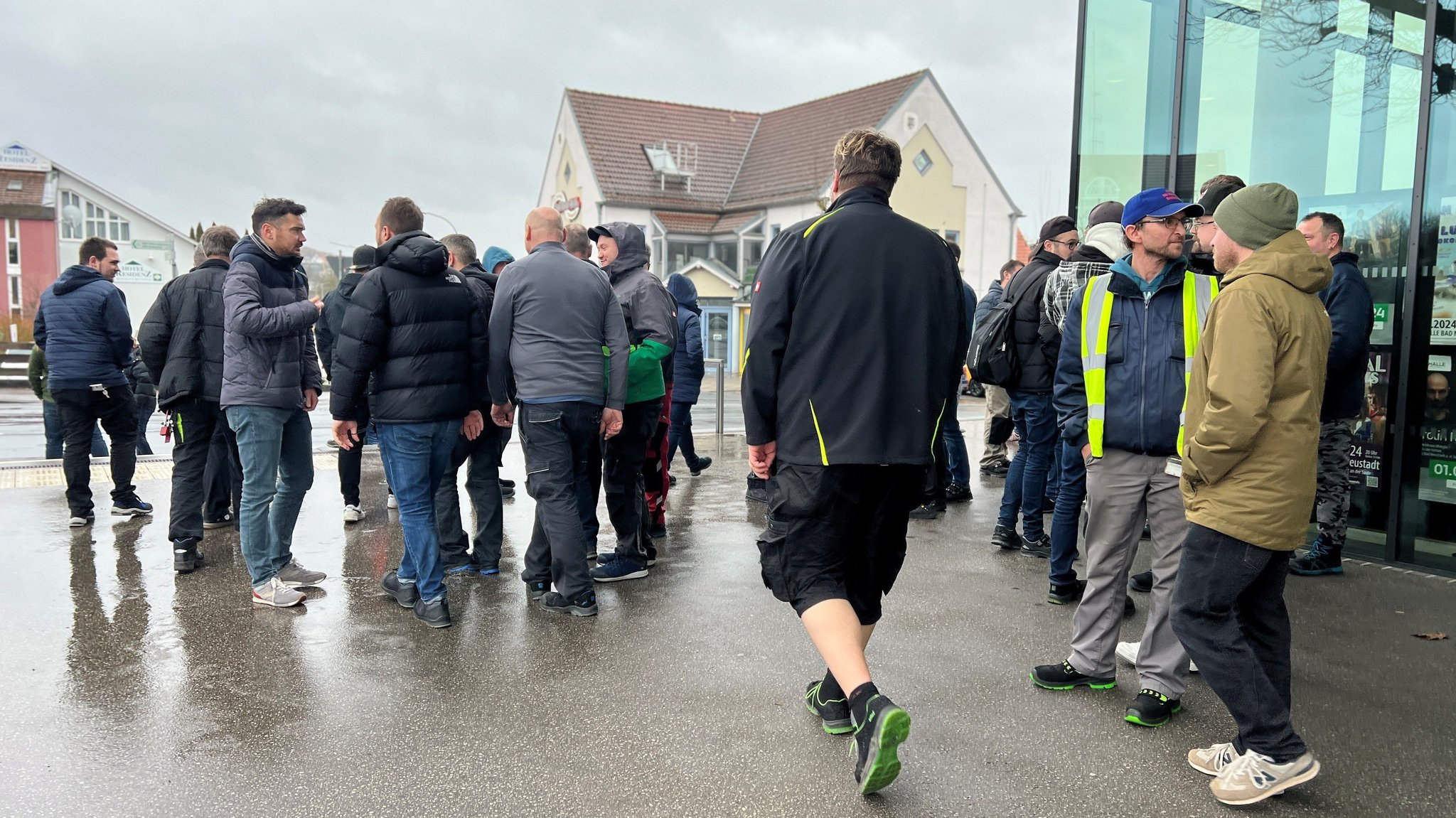 Valeo-Beschäftigte verlassen die Stadthalle in Bad Neustadt