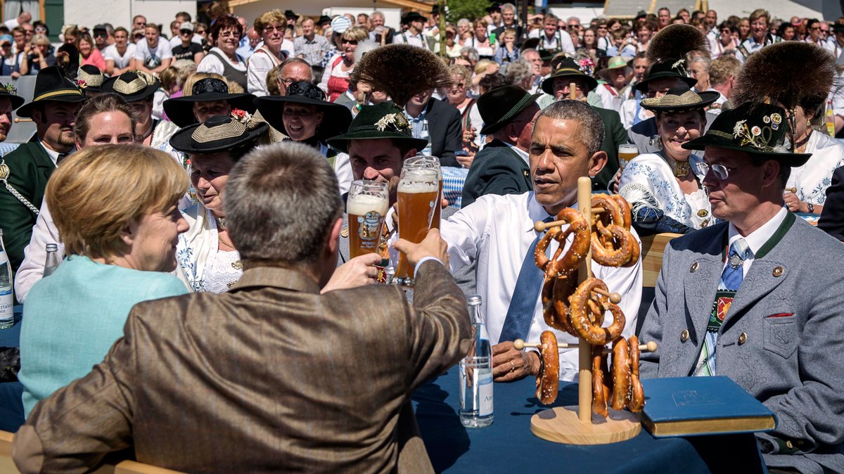 (Archivbild) Bundeskanzlerin Angela Merkel und Ehemann Joachim Sauer stoßen am 07.06.2015 in Krün mit US-Präsident Barack Obama (2.v.r) an. | Bild: picture alliance / dpa | Steffen Kugler (Archivbild) Bundeskanzlerin Angela Merkel und Ehemann Joachim Sauer stoßen am 07.06.2015 in Krün mit US-Präsident Barack Obama (2.v.r) an.