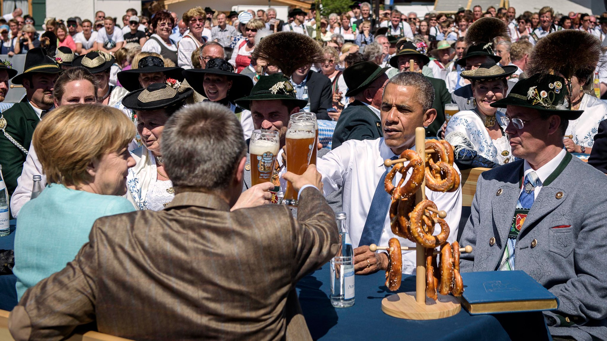 (Archivbild) Bundeskanzlerin Angela Merkel und Ehemann Joachim Sauer stoßen am 07.06.2015 in Krün mit US-Präsident Barack Obama (2.v.r) an. | Bild: picture alliance / dpa | Steffen Kugler (Archivbild) Bundeskanzlerin Angela Merkel und Ehemann Joachim Sauer stoßen am 07.06.2015 in Krün mit US-Präsident Barack Obama (2.v.r) an.