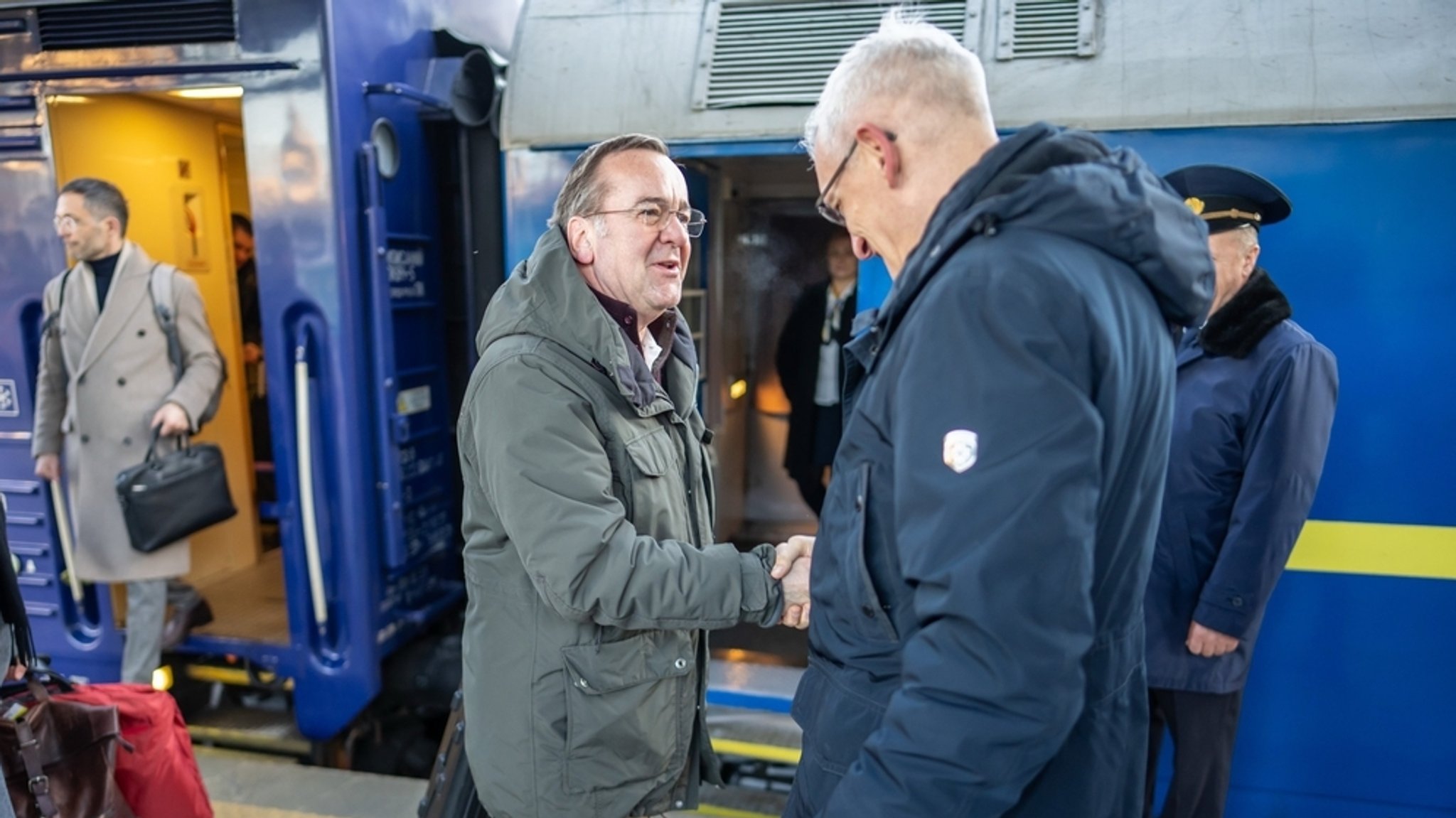 14.01.2025, Ukraine, Kiew: Boris Pistorius (SPD), Verteidigungsminister, wird von wird am Bahnhof in Kiew von Martin Jäger, Botschafter Deutschlands in der Ukraine begrüsst. Pistorius hält sich zu politischen Gesprächen in der Ukraine auf. 