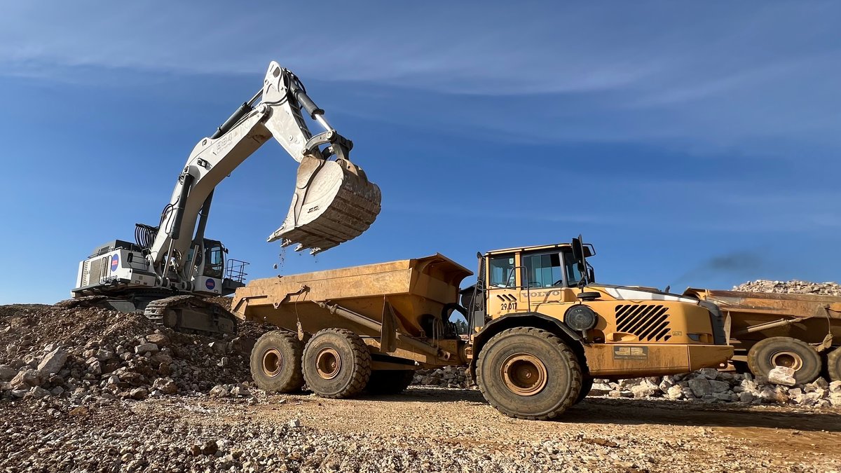 Der Mega-Bagger "Weißer Reise" im Einsatz auf der Baustelle