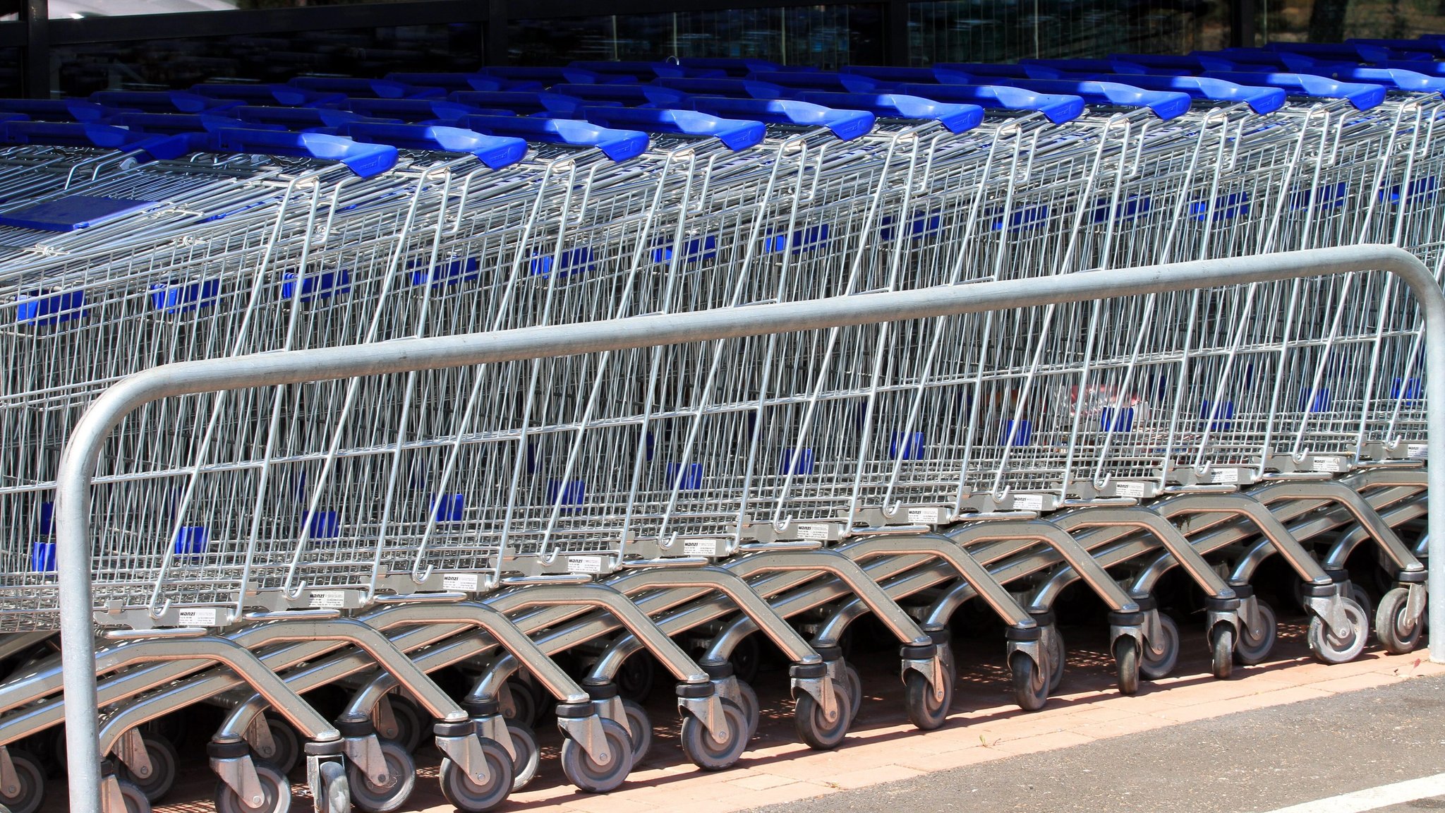 Einkaufswagen der Firma Wanzl | Bild: picture alliance / maxppp | Jean Francois Frey Einkaufswagen der Firma Wanzl