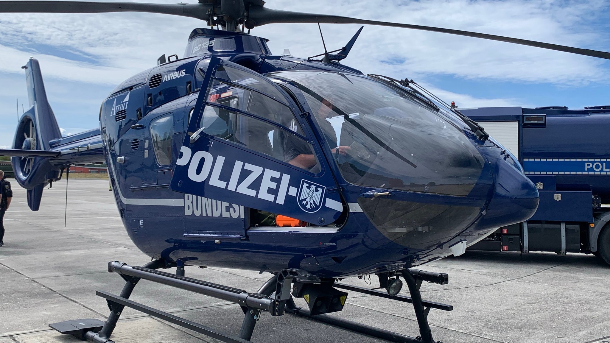 Ein Polizeihubschrauber auf dem Kaufbeurer Fliegerhorst | Bild: BR/ David Zimmermann Ein Polizeihubschrauber auf dem Kaufbeurer Fliegerhorst