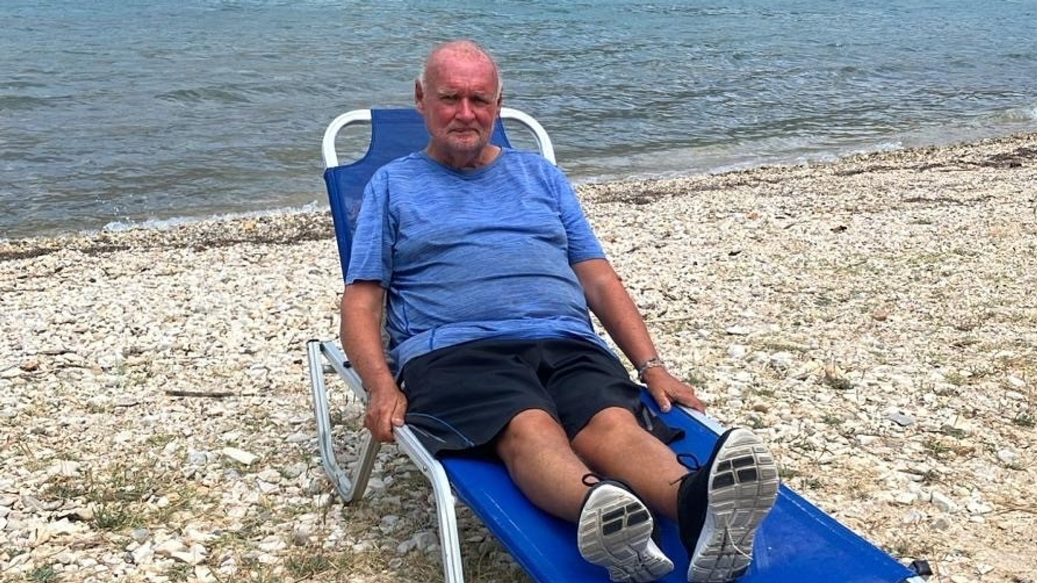 Klaus Rehbock auf einer Liege am Strand in Griechenland - der 63-Jährige ist mittel- und obdachlos.