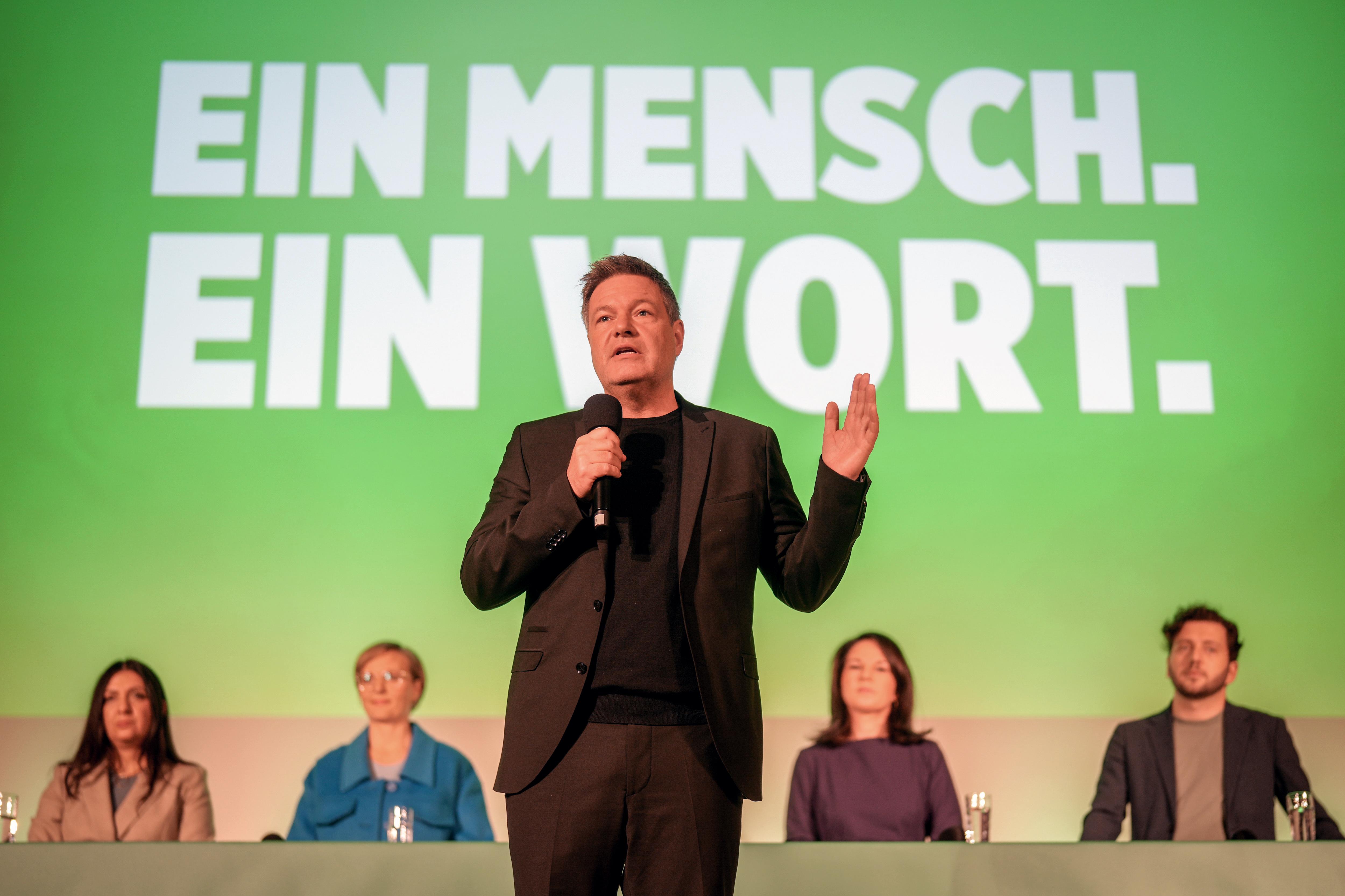 Robert Habeck, Bundeswirtschaftsminister und Kanzlerkandidat von den Grünen, stellt den Entwurf des Wahlprogramms zur Bundestagswahl 2025 vor.