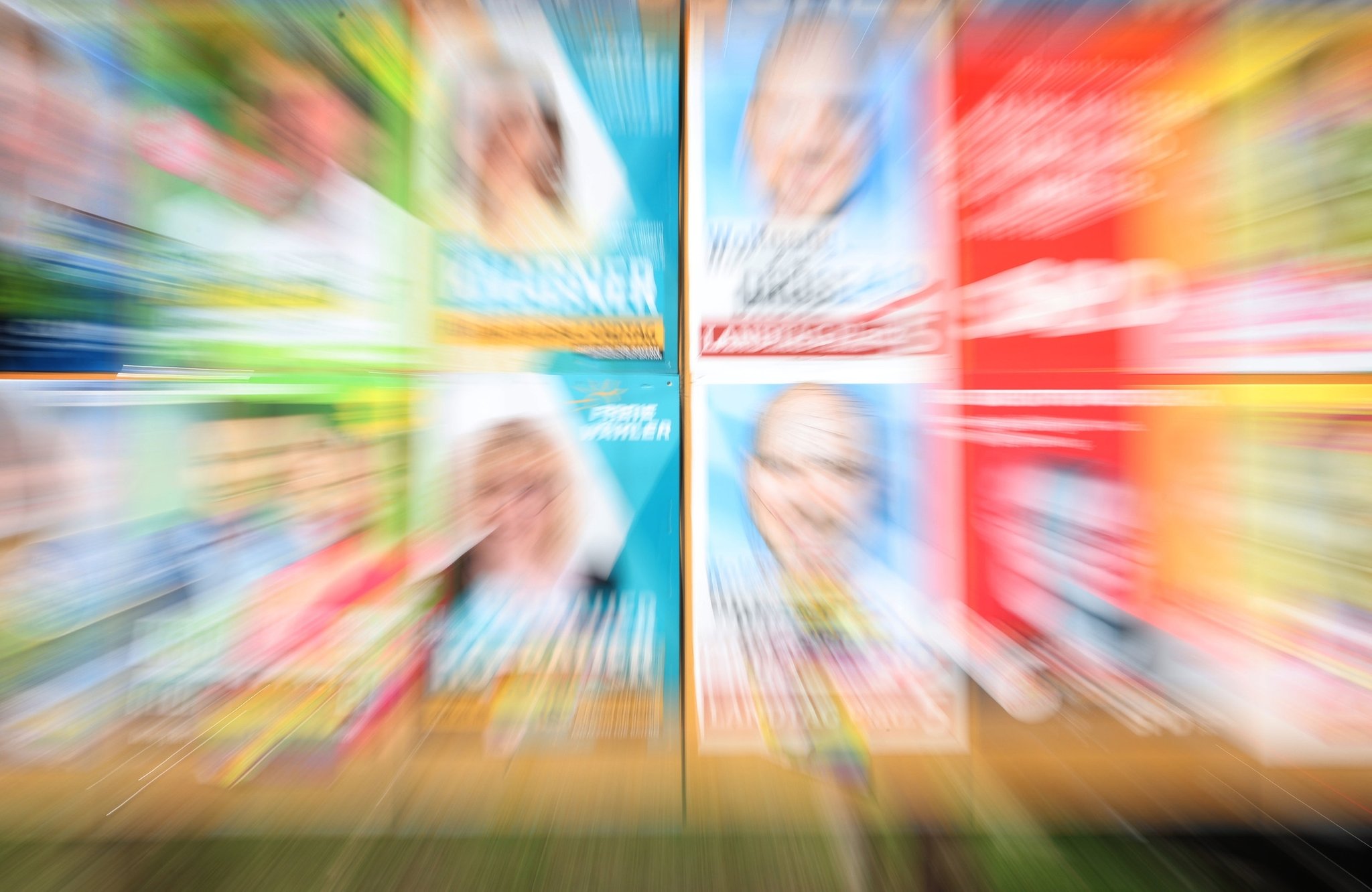 ARCHIV - 27.09.2023, Bayern, Buchloe: Eine Plakatwand mit Plakaten verschiedener Parteien zur bayerischen Landtagswahl 2023. In Mecklenburg-Vorpommern hat die Plakatwerbung für die Europa- und Kommunalwahlen am 9. Juni begonnen. (Aufnahme mit Zoomeffekt) (zu dpa: «Parteien beklagen mehr Zerstörungen von Wahlplakaten») Foto: Karl-Josef Hildenbrand/dpa +++ dpa-Bildfunk +++