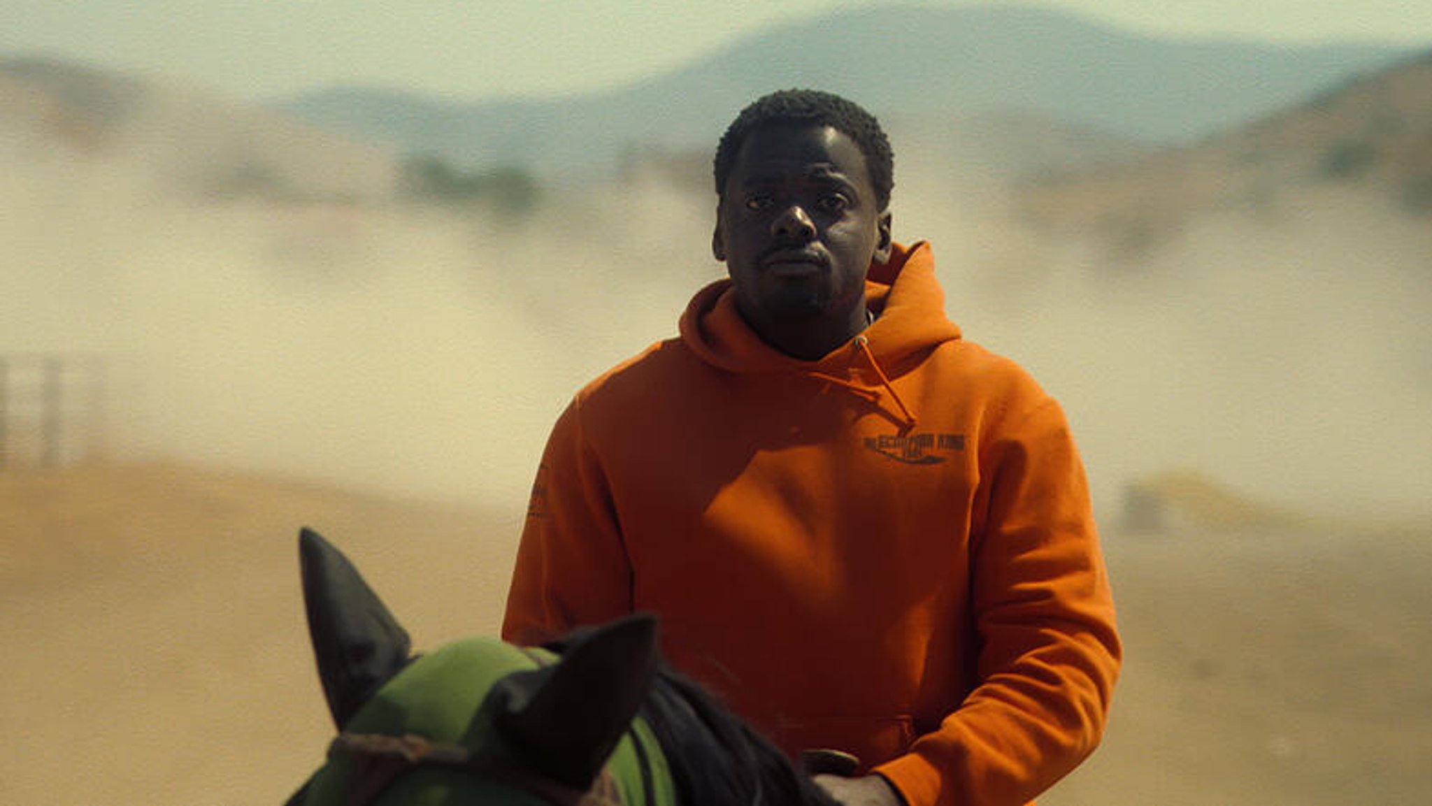 Seine Farm wird angegriffen. Nur von ... was? Daniel Kaluuya in "Nope" (Filmszene).