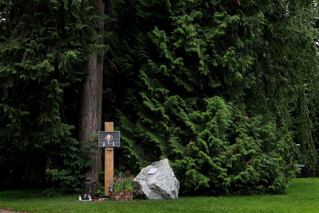 Ein Portrait der ehemaligen Biathletin Laura Dahlmeier ist an einer Gedenkstätte im Kurpark Partenkirchen angebracht. 