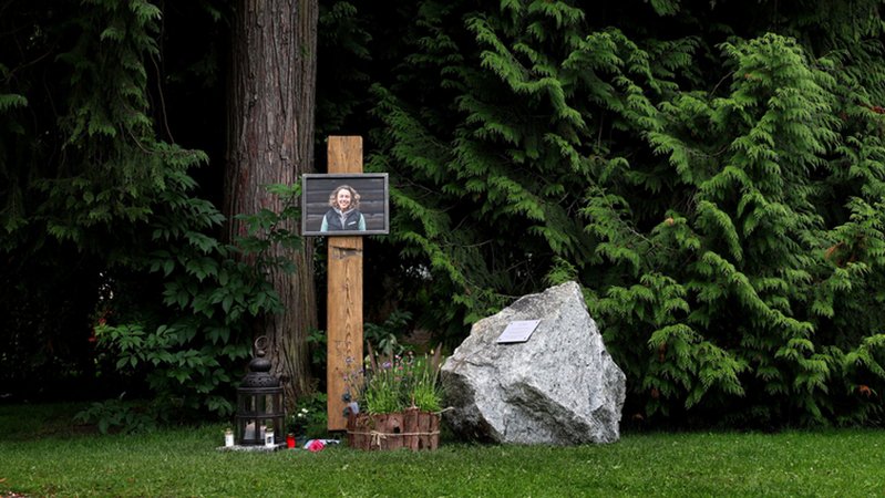 Ein Portrait der ehemaligen Biathletin Laura Dahlmeier ist an einer Gedenkstätte im Kurpark Partenkirchen angebracht. | Bild: dpa-Bildfunk/Karl-Josef Hildenbrand Ein Portrait der ehemaligen Biathletin Laura Dahlmeier ist an einer Gedenkstätte im Kurpark Partenkirchen angebracht.
