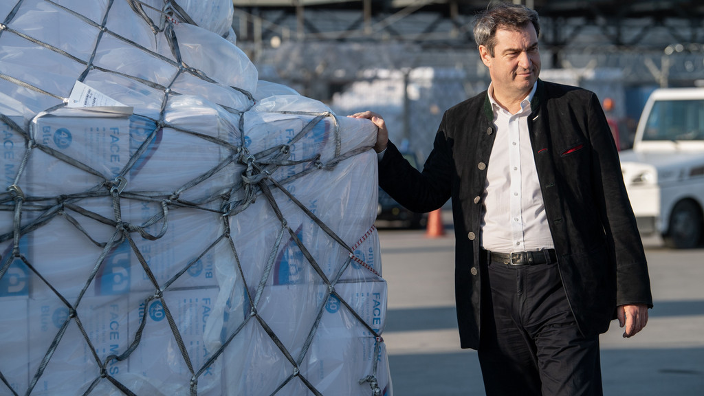 Bayerns Ministerpräsident Markus Söder betrachtet am Flughafen in München eine Lieferung von 8 Millionen Corona-Schutzmasken | Bild: picture alliance/dpa | Matthias Balk Bayerns Ministerpräsident Markus Söder betrachtet am Flughafen in München eine Lieferung von 8 Millionen Corona-Schutzmasken