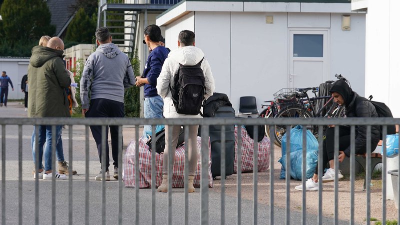 Flüchtlinge aus Syrien nach ihrer Ankunft | Bild: pa/dpa/Marcus Brandt Flüchtlinge aus Syrien nach ihrer Ankunft