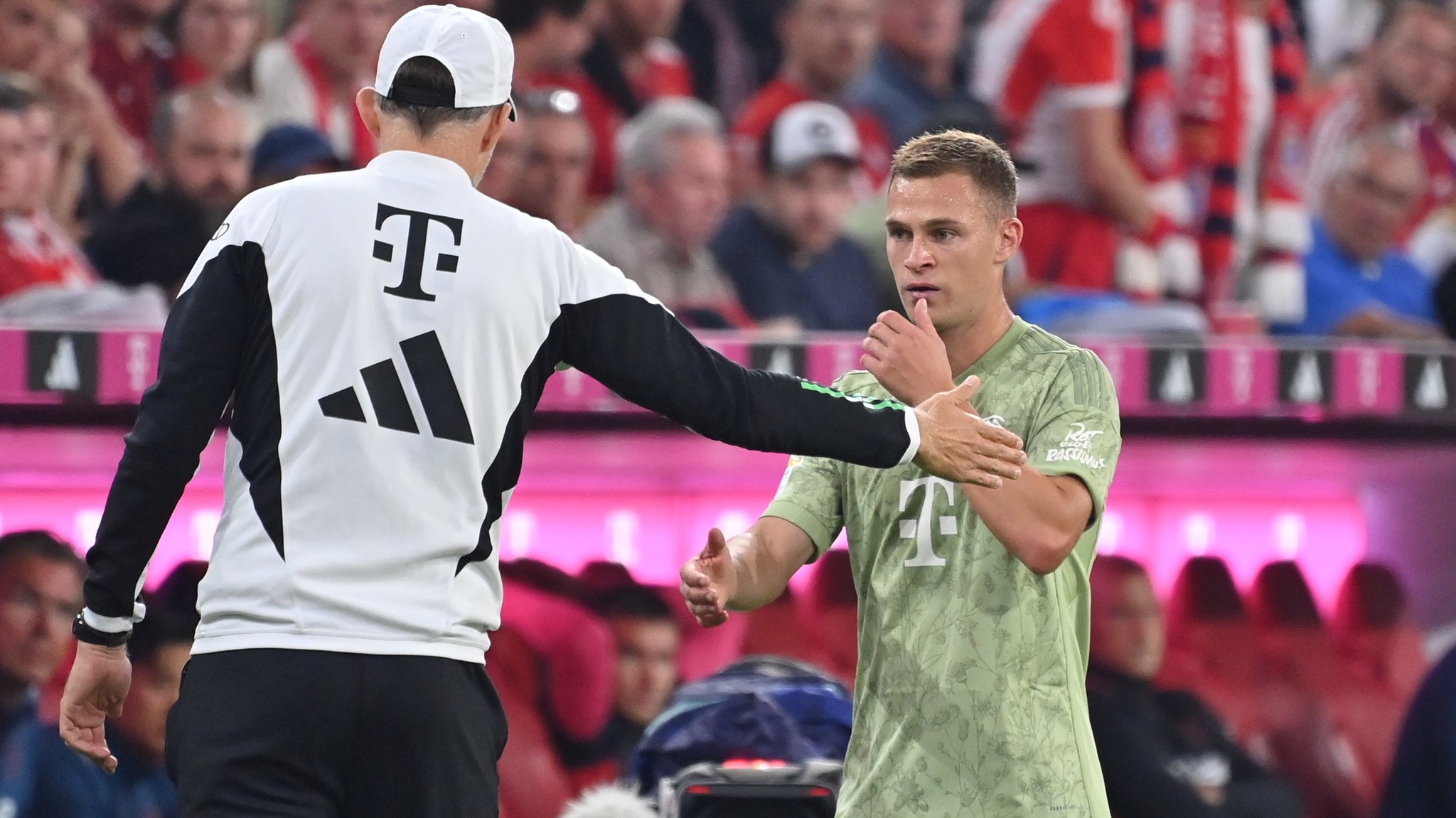 Joshua Kimmich (rechts) bei seiner Auswechslung gegen Leverkusen