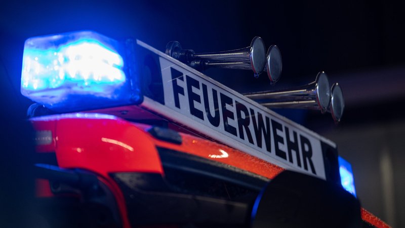 (Symbolbild) Ein Einsatzfahrzeug der Feuerwehr. | Bild: dpa-Bildfunk/Marijan Murat (Symbolbild) Ein Einsatzfahrzeug der Feuerwehr.