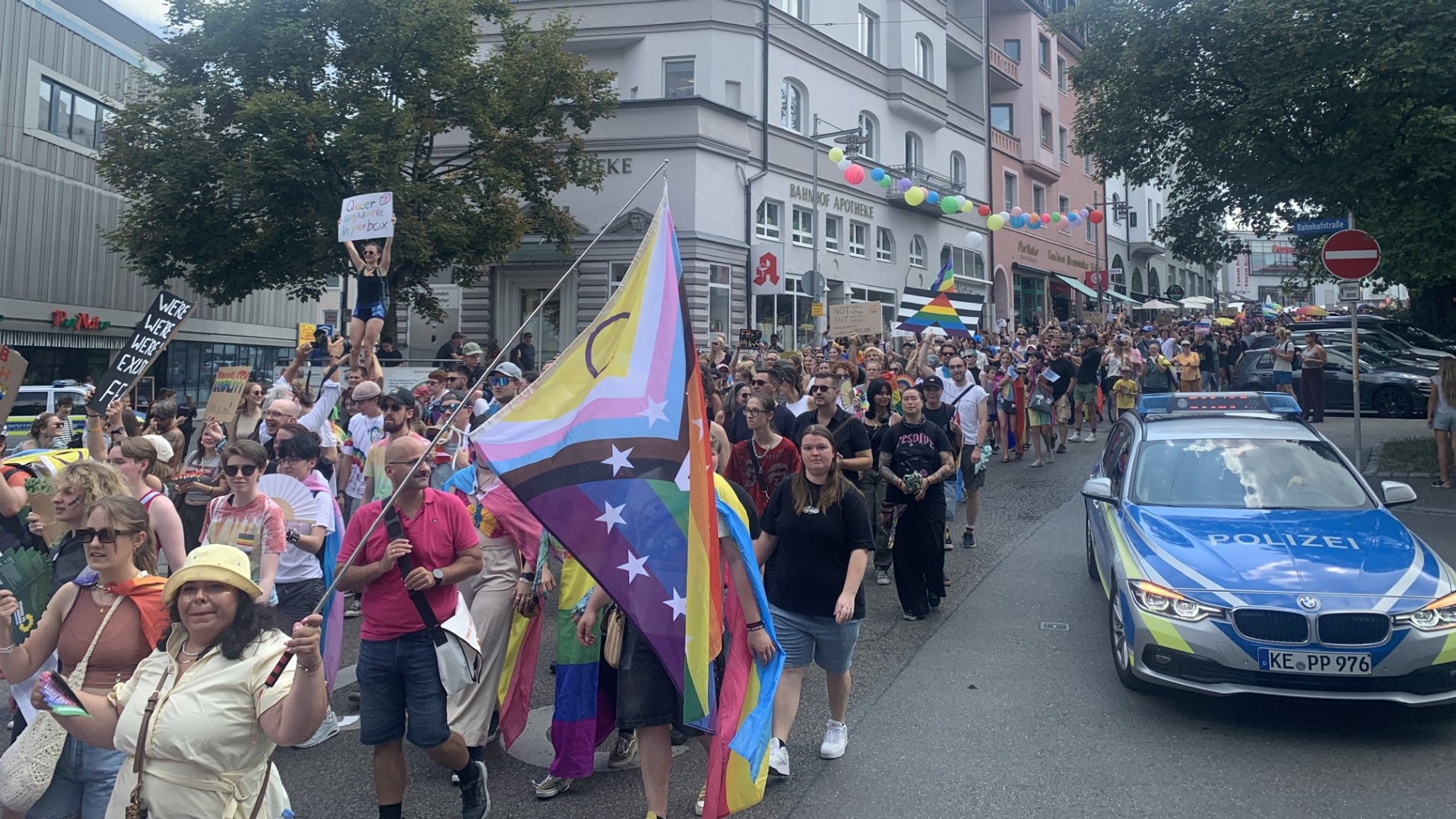 Bunt und gut von der Polizei geschützt zog der 2. Kemptener CSD durch die Stadt