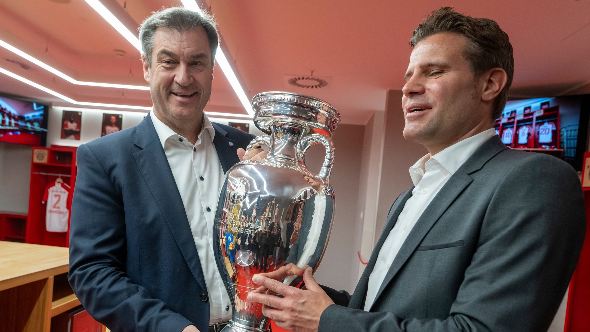 Ministerpräsident Markus Söder und Schiedsrichter Felix Brych mit dem EM-Pokal