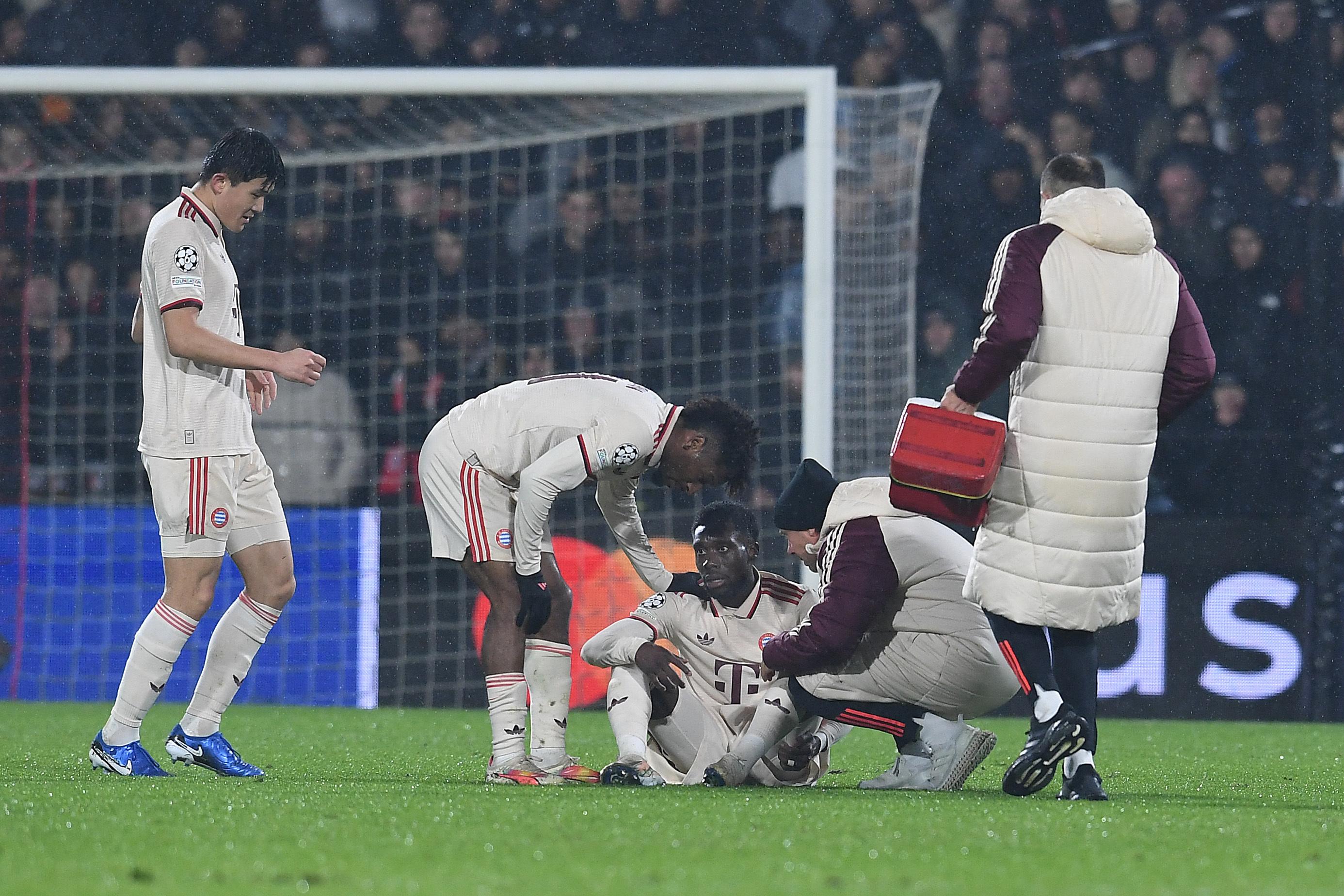 Alphonso Davies verletzt am Boden